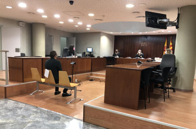 El acusado, ayer en el banquillo de la Audiencia de Lleida. 