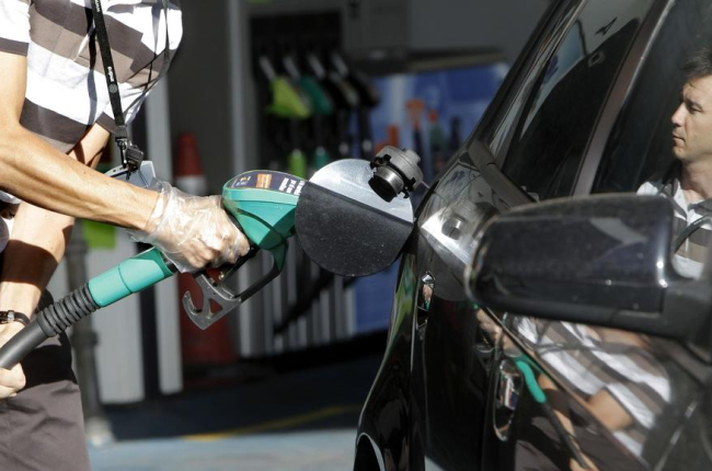 Un conductor posa gasolina en una estació de servei.