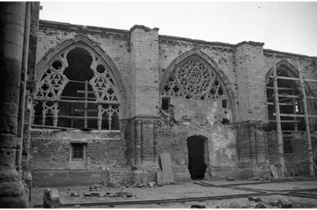 Inici de la restauració del claustre de la Seu Vella, als anys 50.
