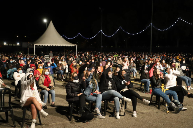 El público durante la actuación de Stay Homas en los Camps Elisis, sentados y con distancias.