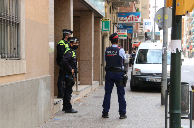 Lliguen de mans i maten una dona al seu domicili a Girona