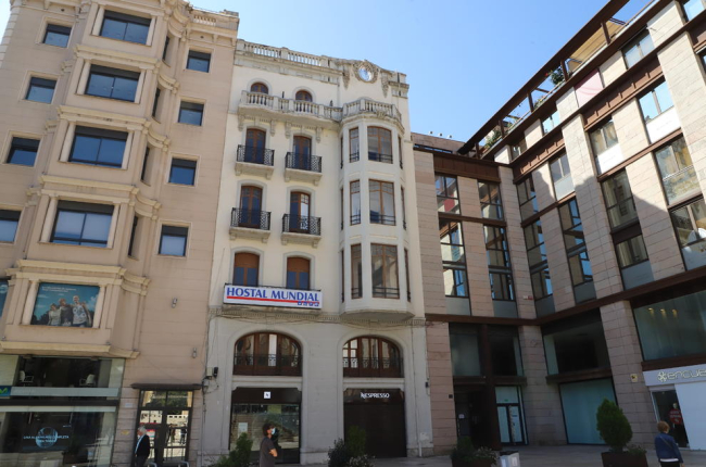 Vista de l’edifici de l’antic hostal, que té l’entrada a la part de la plaça més propera a la Paeria.