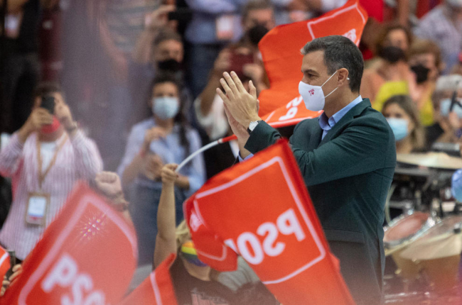 El presidente español, Pedro Sánchez, en medio de unas banderas del PSOE durante el congreso del partido el 17 de octubre.