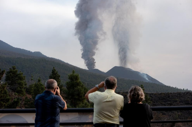 El volcán de Cumbre Vieja continua expulsando grandes cantidades de cenizas.