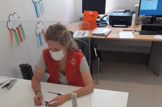 Una de les tècniques de Creu Roja de Lleida durant una consulta sobre ajuda alimentària.