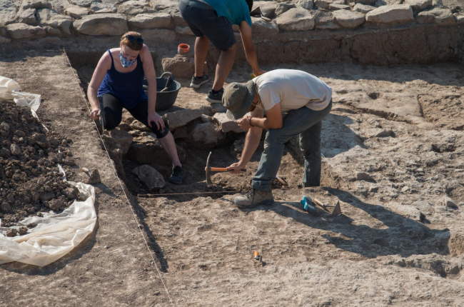 El Grupo de Investigación Prehistórica de la UdL trabajando en el yacimiento de Els Vilars de Arbeca. 