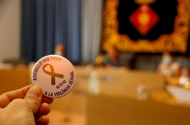 Una xapa de Rosselló on es demana aturar la violència sexual durant el Ple on es va condemnar l'agressió a una menor del municipi.