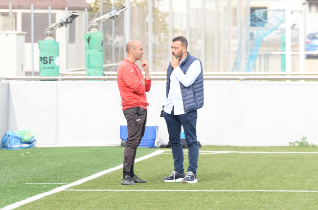 El entrenador, Gabri, con el presidente del Lleida, Jordi Esteve, durante el entrenamiento de ayer.