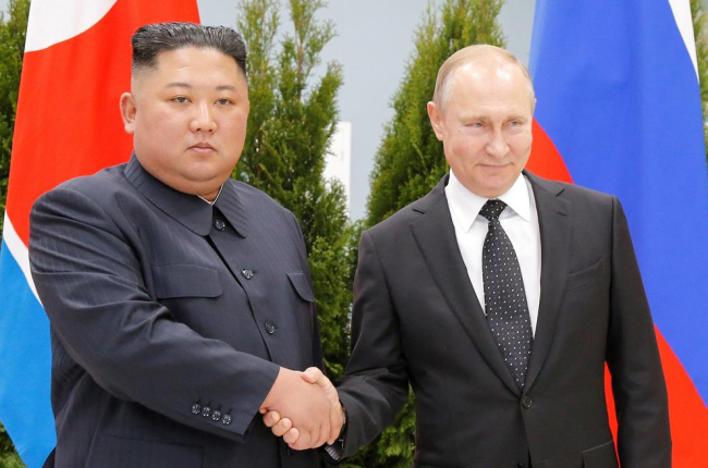 El líder norcoreano junto al presidente de Rusia ayer.