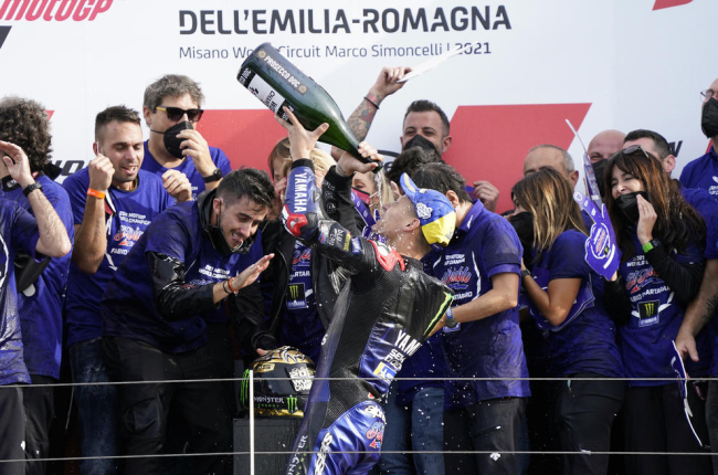 El francés celebra su victoria en el Mundial en el podio con el resto del equipo de Yamaha.