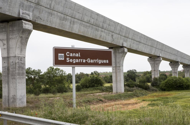 Imatge de la canalització del Segarra-Garrigues al seu pas per Plans de Sió.