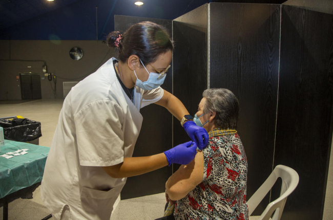 L’Espai MerCAT de Tàrrega va acollir ahir l’administració de les primeres vacunes contra la grip.