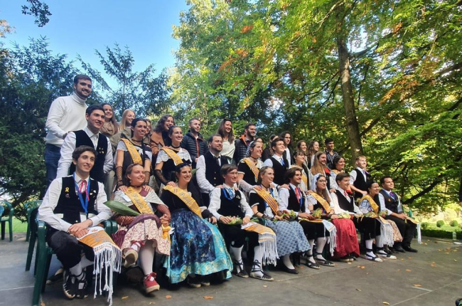 Foto de família dels participants en la trobada de pubilles i hereus, diumenge a Seva.