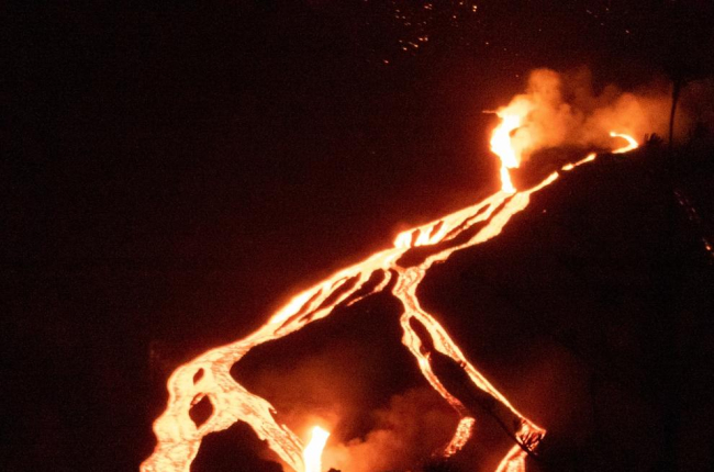 El cono del volcán se derrumba y deja expuesta una gran fuente de lava