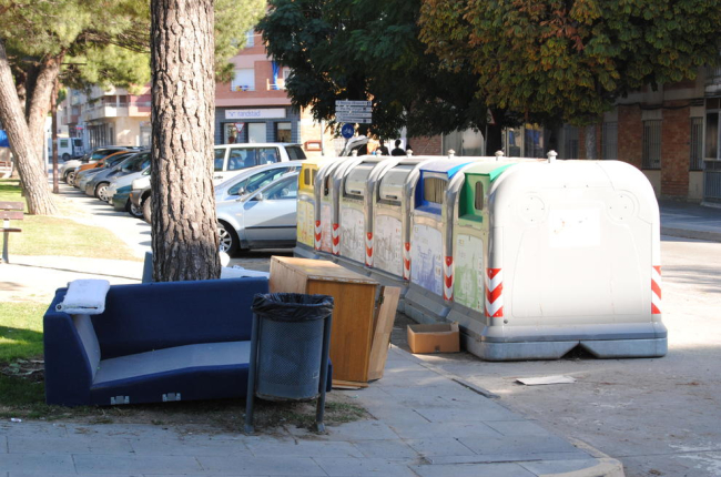 Mobles abandonats ahir prop d’un contenidor.