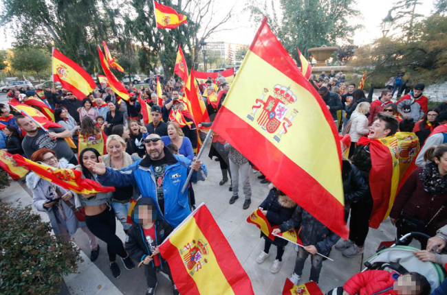 Vora 200 persones es manifesten a Lleida per la unitat d'Espanya