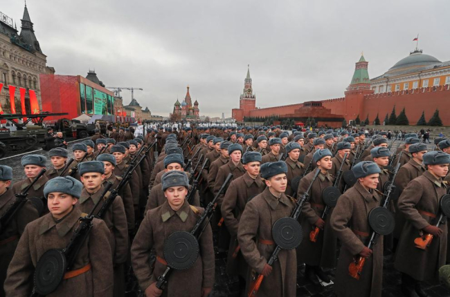 Marcha en Moscú del Ejército ruso por la Revolución de Octubre. 
