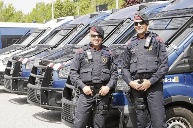 Salva y David, agentes del Área Regional de Recursos Operativos de Mossos en la comisaría de Lleida. 