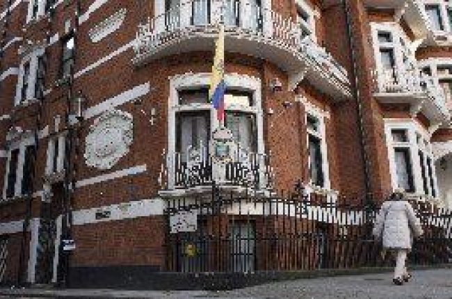 La violació de l’arrest domiciliari, últim obstacle d’Assange per sortir