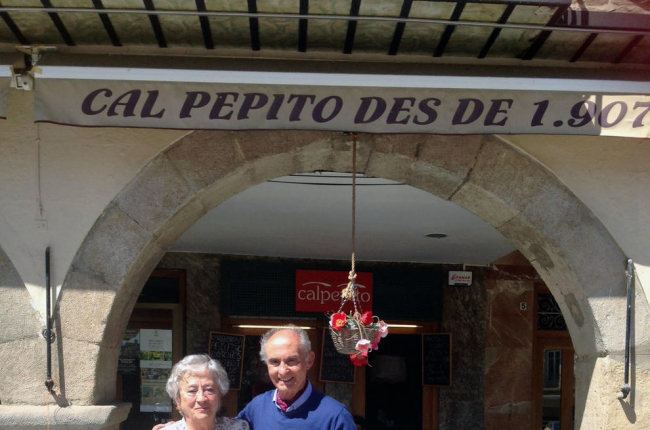 Armando amb la seva dona davant de Cal Pepito, en una recent visita a Balaguer.