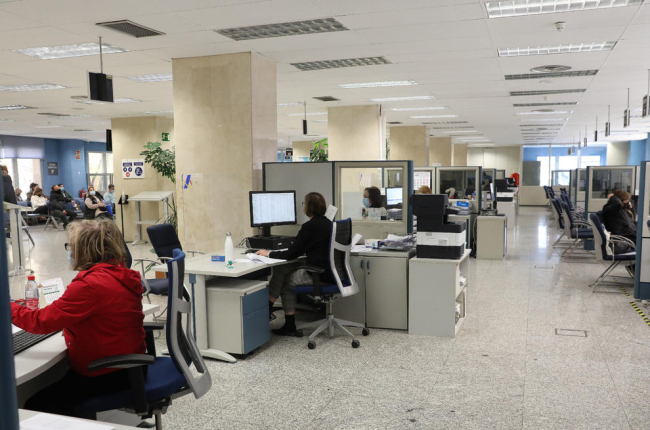 Diversos empleats treballen en una oficina de l’Agència Tributària.