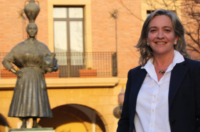 Imagen de archivo de la alcaldesa de Fraga,  Carmen Costa, junto al monumento a la Dona de Faldeta.