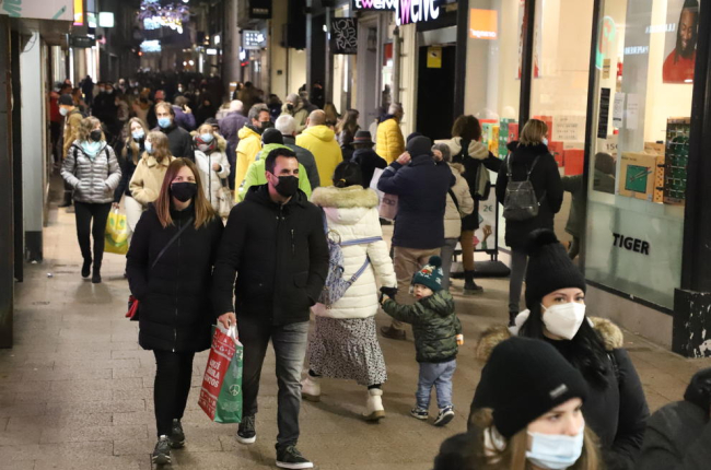 Imatge de gent al carrer Major de Lleida