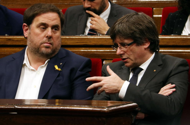 Oriol Junqueras y Carles Puigdemont, en el Parlament en 2017.