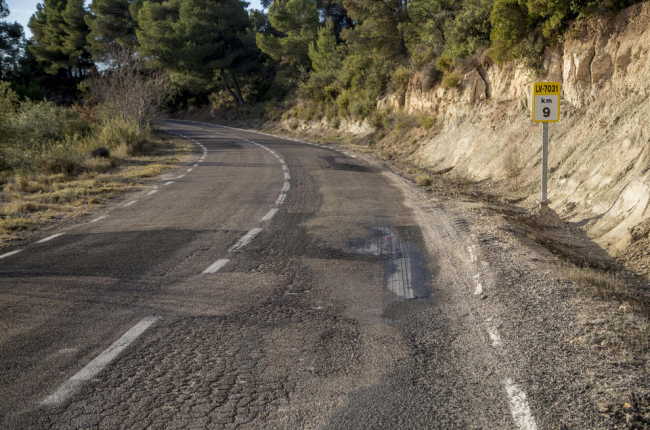 El tramo de carretera de Les Borges a Cervià pendiente de reforma. El firme está maltrecho.