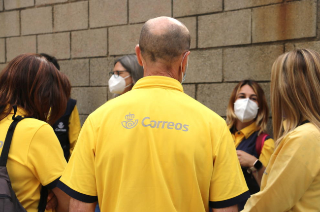 Trabajadores de Correos de Sabadell durante la mediación entre los representantes de los empleados y la empresa.