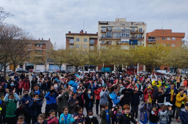 La caminada de 300 escolars va acabar a la plaça de les Magnòlies.