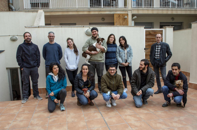 Imatge de grup de diversos membres de la cooperativa La Closca, que gestiona el bloc on viuen al carrer Bruc, a Cappont.