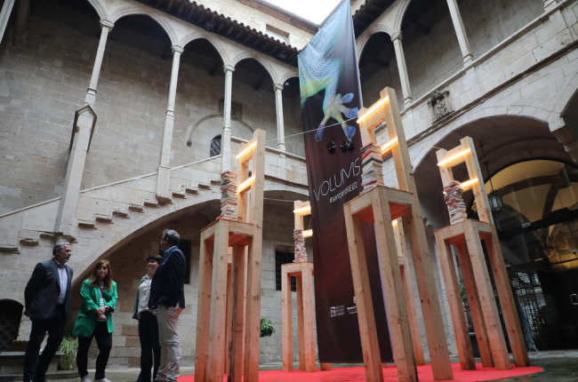 L’Institut d’Estudis Ilerdencs va estrenar ahir al pati de l’edifici gòtic la instal·lació ‘Volums’ per celebrar la setmana de Sant Jordi.