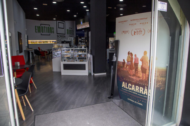 Cines preparats - Sales de cine lleidatanes com Screenbox Lleida ja han col·locat els cartells de promoció per a l’estrena d’Alcarràs. El film s’estrenarà el divendres 29 d’abril als cines de tot l’Estat i en alguns municipis de Lleid ...