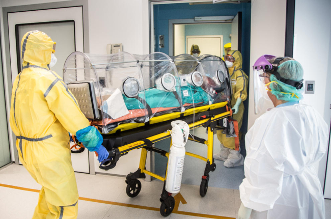 El moment en què el pacient era traslladat a la zona aïllada de l’Hospital de Donostia.