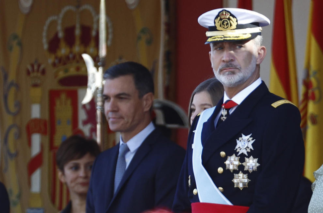 El rei Felip VI presideix la desfilada del Día de la Festa Nacional, aquest dimecres, a Madrid, acompanyat per la infanta Sofia i pel president del Govern espanyol, Pedro Sánchez.