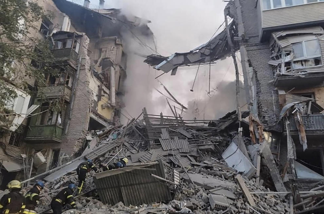 Tareas de rescate en un edificio bombardeado en la localidad ucraniana de Zaporiyia.