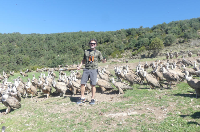 L’expert en ornitologia que va participar en les jornades de Lleida, ahir entre voltors a Buseu.