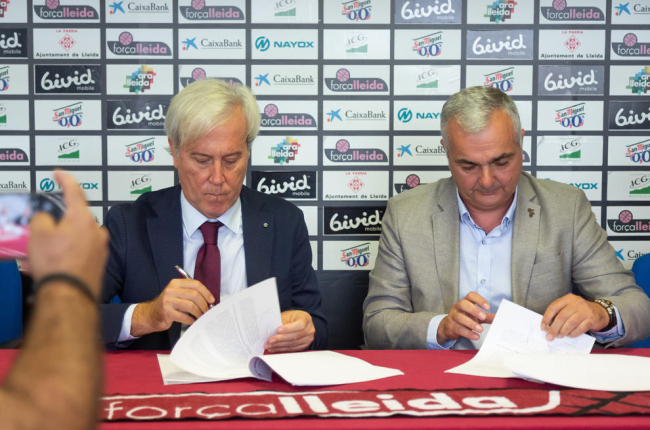 Josep Cubells i Albert Aliaga, al signar ahir el conveni.