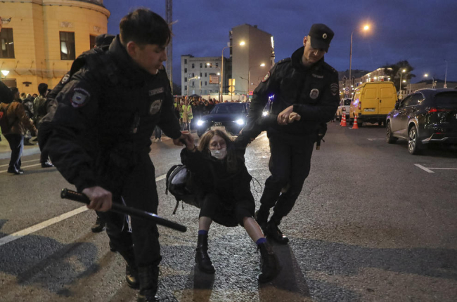 Moment de la detenció d’una jove en una de les protestes que van tenir lloc ahir a Moscou.