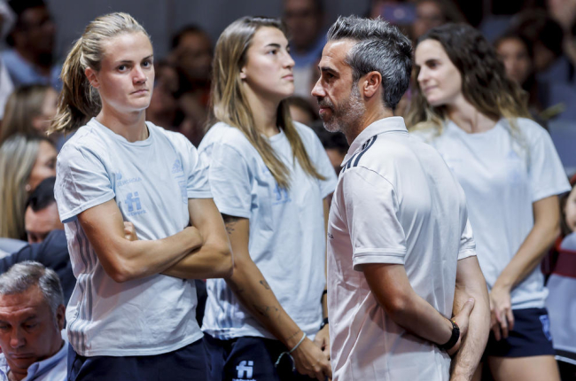 Jorge Vilda junto a jugadoras de la selección, en foto de archivo.