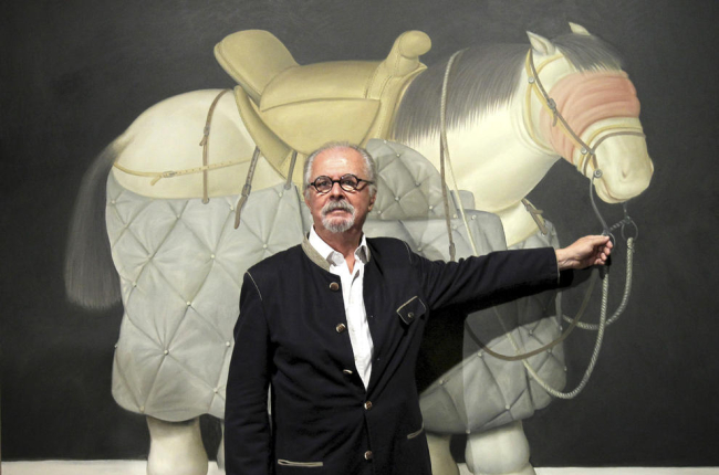 L’artista colombià Fernando Botero, el 2012, al costat de la seua obra ‘Cavall de picador, 1992’ a Bilbao.