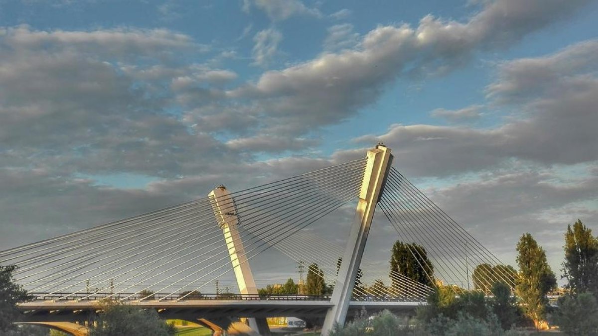 Las nubes delgadas sobre el nuevo puente de Príncipe de viana