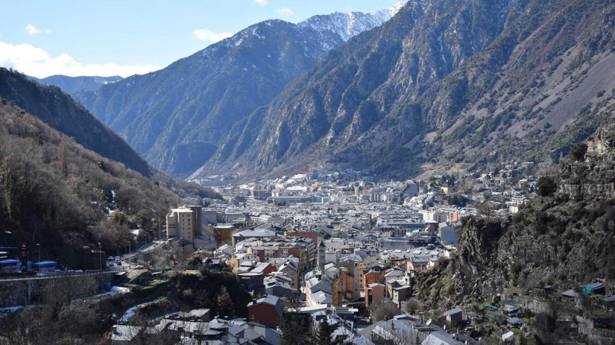 Vista d’Escaldes i d’Andorra la Vella, capital del Principat reconeguda a la Constitució.