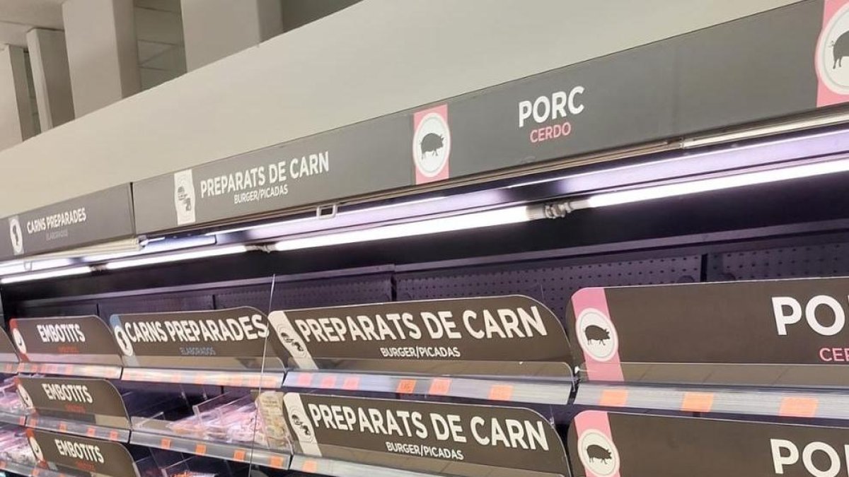 La sección de carne de un supermercado en Lleida quedó ayer por la tarde sin existencias.