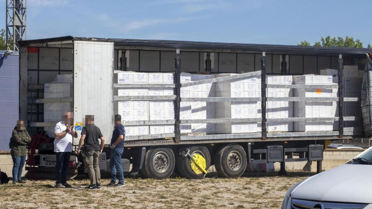 El remolc, amb el cep posat, va ser custodiat al costat de la comissaria de Mossos de Tàrrega. Laia Pedós