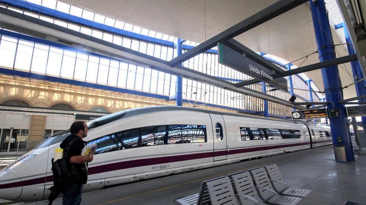 Un AVE a l'estació Lleida-Pirineus.