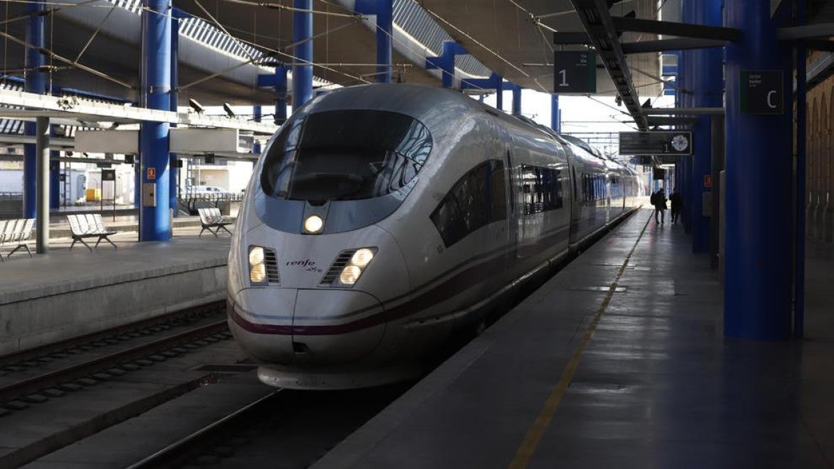 Imatge d'arxiu d'un tren AVE a l'estació de Lleida
