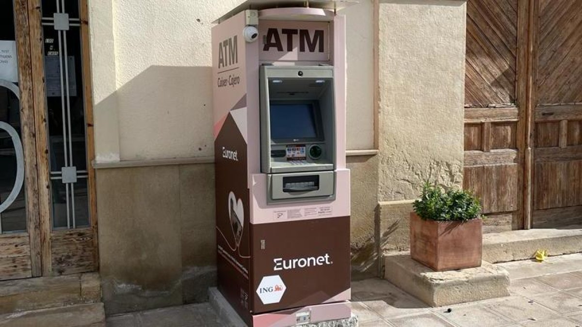El cajero que se ha instalado entre el ayuntamiento y la farmacia de Castellnou. - AYUNTAMIENTO DE CASTELLNOU DE SEANA