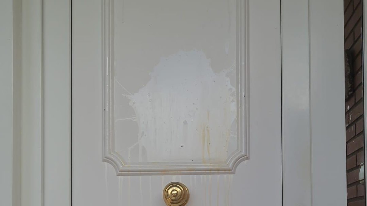 La porta d’una casa amb restes d’ous que van llançar.